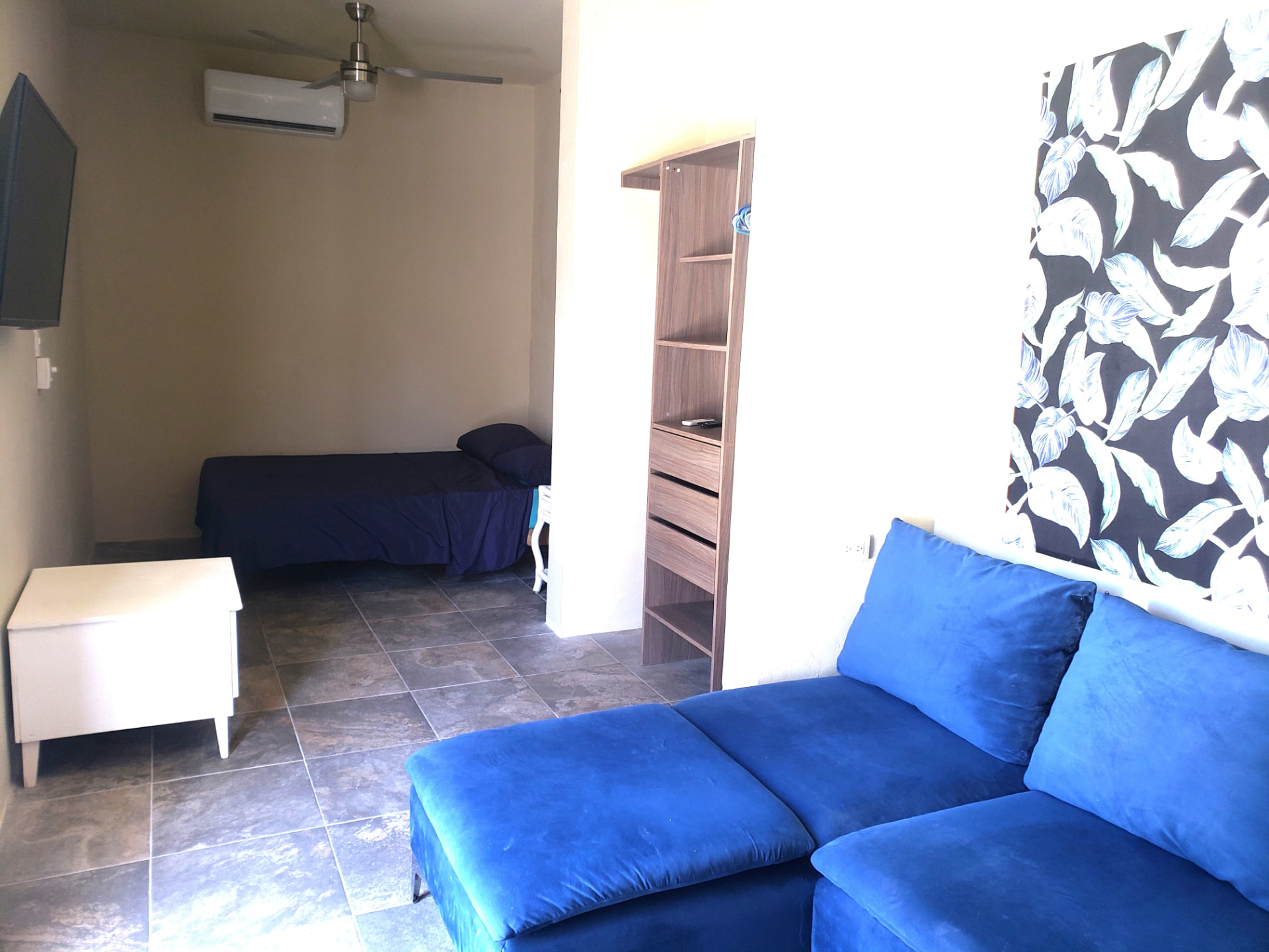 Separate living quarter with its own bed at Casita Tolok